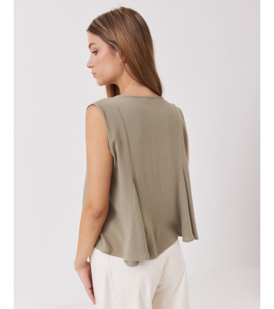BLUSA CON ESCOTE EN PICO Y VOLANTE ASIMÉTRICO | MULAYA