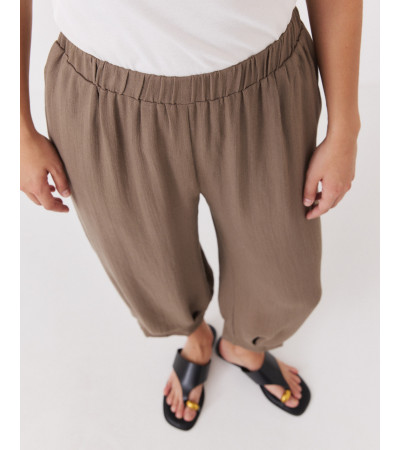 PANTALÓN BOMBACHO FLUIDO CON PLIEGUES | MULAYA