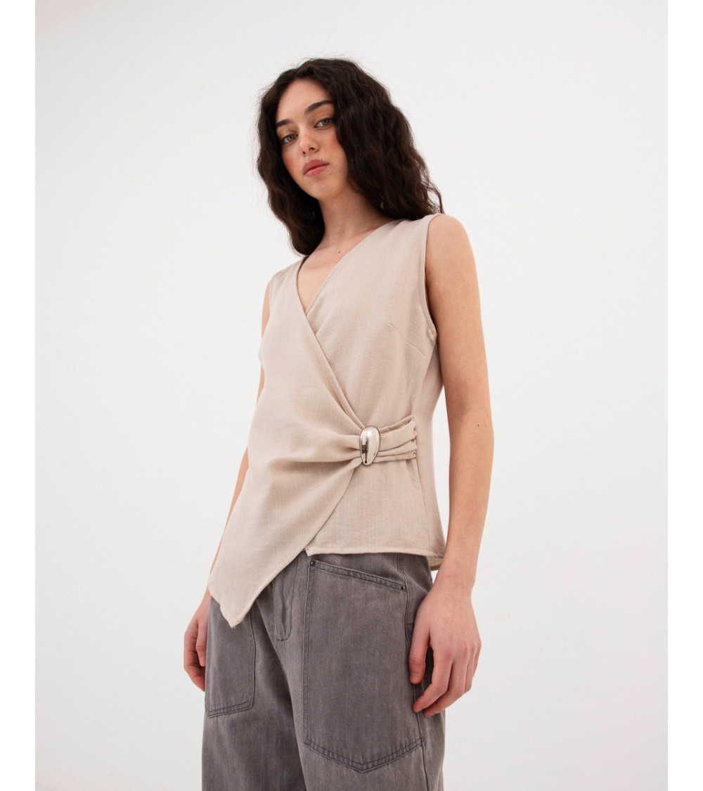 TOP CRUZADO CON BROCHE PLATEADO | MULAYA