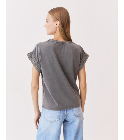 CAMISETA TACHUELAS CUELLO REDONDO MANGA CORTA | MULAYA