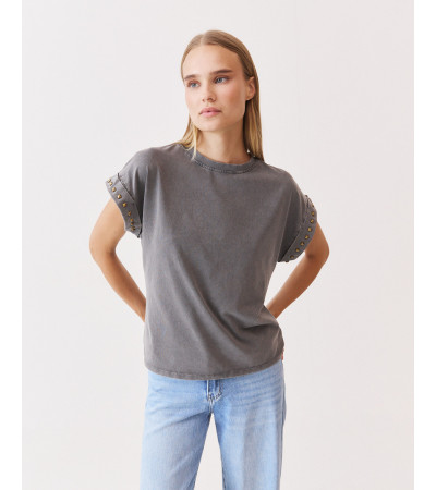 CAMISETA TACHUELAS CUELLO REDONDO MANGA CORTA | MULAYA