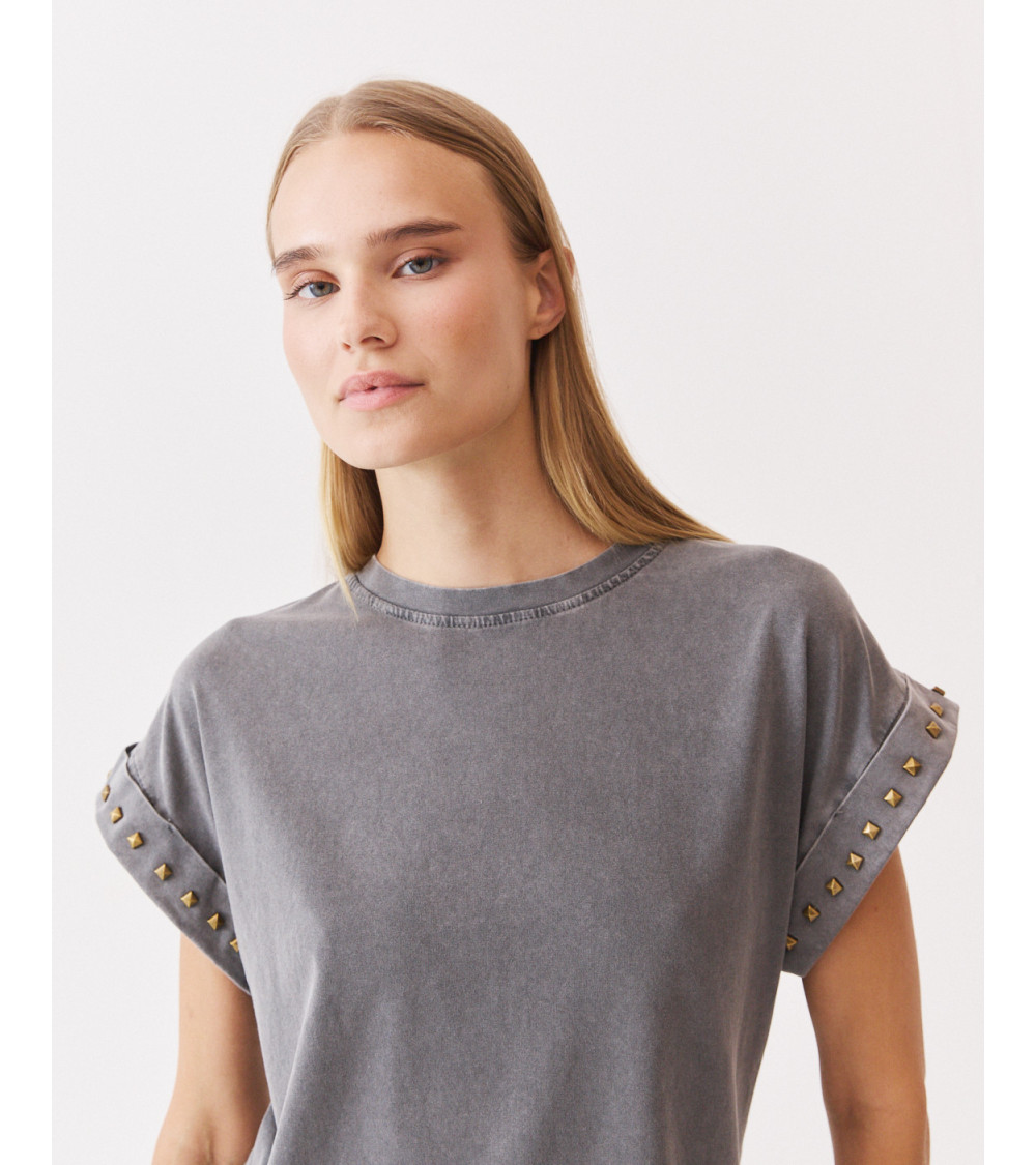 CAMISETA TACHUELAS CUELLO REDONDO MANGA CORTA | MULAYA