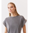 CAMISETA TACHUELAS CUELLO REDONDO MANGA CORTA | MULAYA