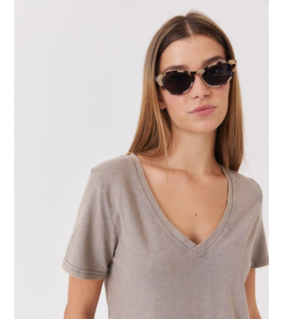CAMISETA BÁSICA DE MANGA CORTA CON CUELLO EN V | MULAYA