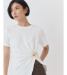 CAMISETA CON FRUNCIDO Y BROCHE DORADO | MULAYA