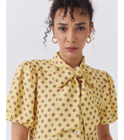 BLUSA DE LUNARES CON CUELLO LAZADO Y MANGA GLOBO | MULAYA