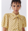 BLUSA DE LUNARES CON CUELLO LAZADO Y MANGA GLOBO | MULAYA