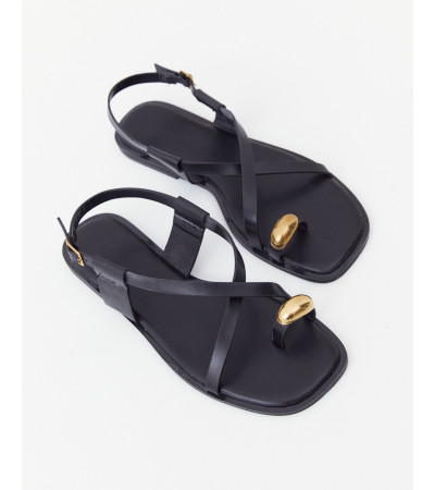SANDALIAS PLANA ADORNO METÁLICO