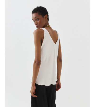TOP CUELLO PICO VOLANTES EVASÉ