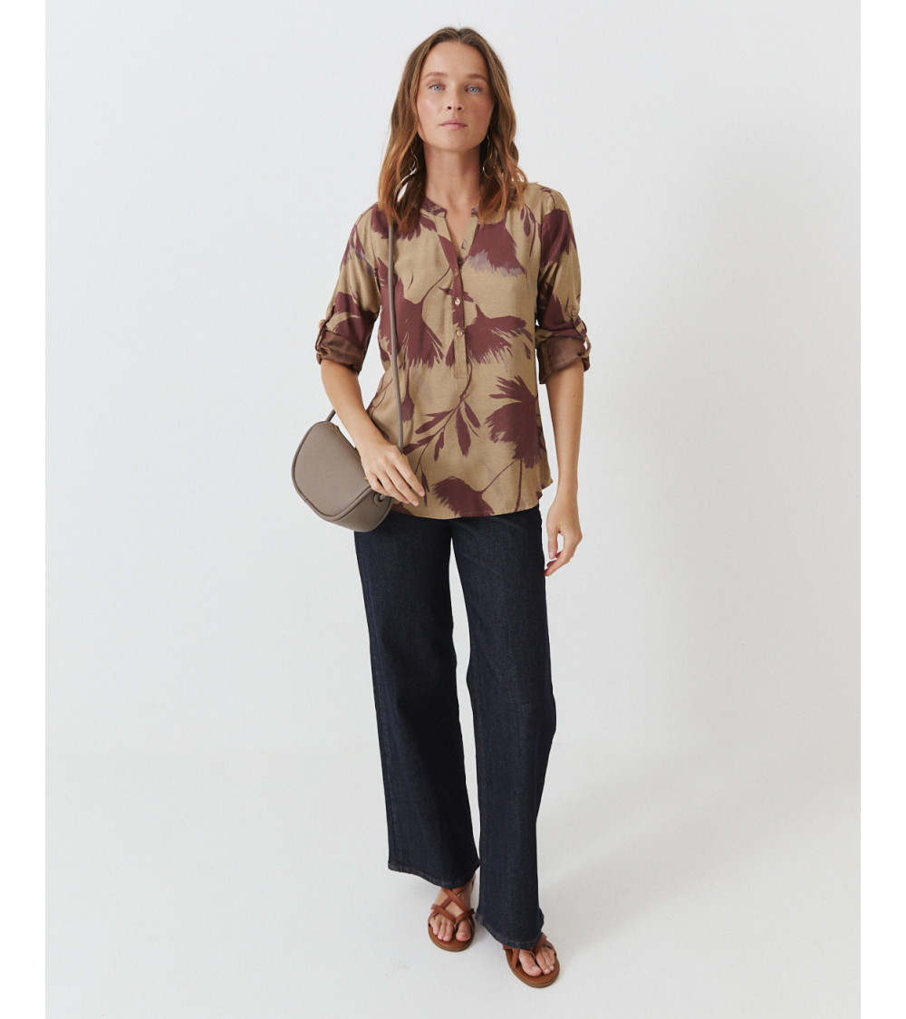 BLUSA ESTAMPADA ESCOTE V CHARRETERA BOTONES | MULAYA