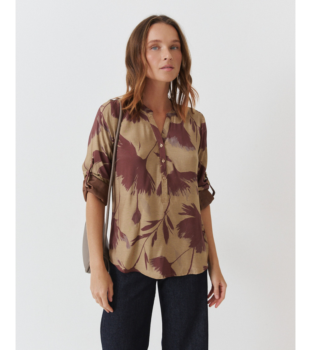 BLUSA ESTAMPADA ESCOTE V CHARRETERA BOTONES | MULAYA
