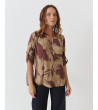 BLUSA ESTAMPADA ESCOTE V CHARRETERA BOTONES | MULAYA
