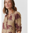 BLUSA ESTAMPADA ESCOTE V CHARRETERA BOTONES | MULAYA