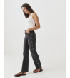 JEANS STRAIGHT CON TACHUELAS