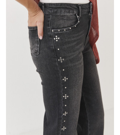 JEANS STRAIGHT CON TACHUELAS