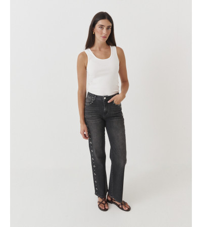 JEANS STRAIGHT CON TACHUELAS