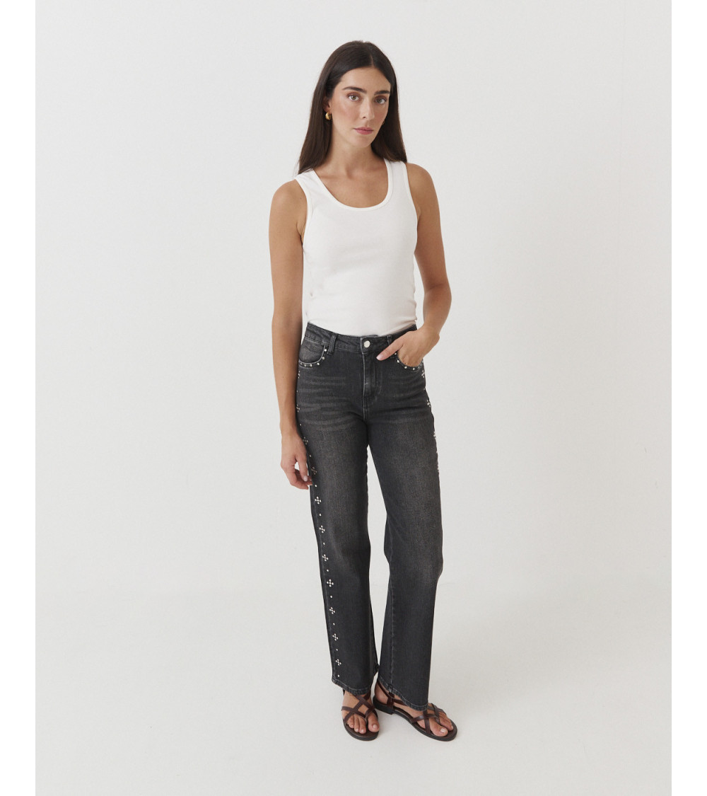 JEANS STRAIGHT CON TACHUELAS
