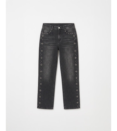JEANS STRAIGHT CON TACHUELAS