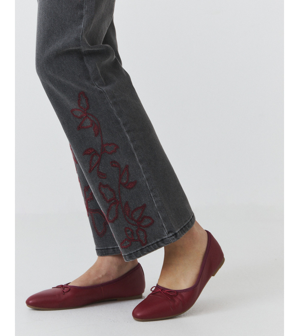 JEANS STRAIGHT CON BORDADO FLORAL
