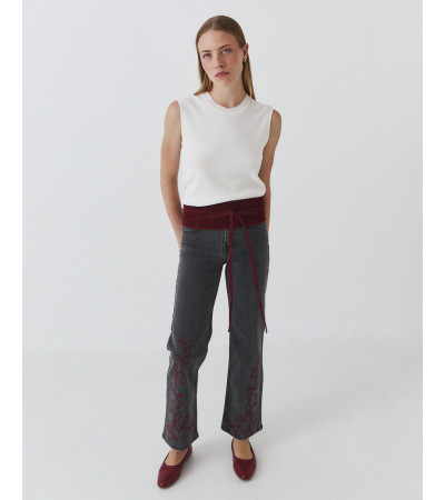 JEANS STRAIGHT CON BORDADO FLORAL