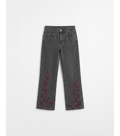 JEANS STRAIGHT CON BORDADO FLORAL