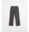 JEANS STRAIGHT CON BORDADO FLORAL