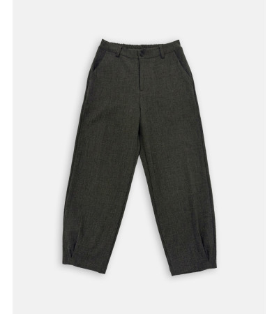 PANTALÓN CROPPED RECTO CON PINZAS Y BOLSILLOS | MULAYA