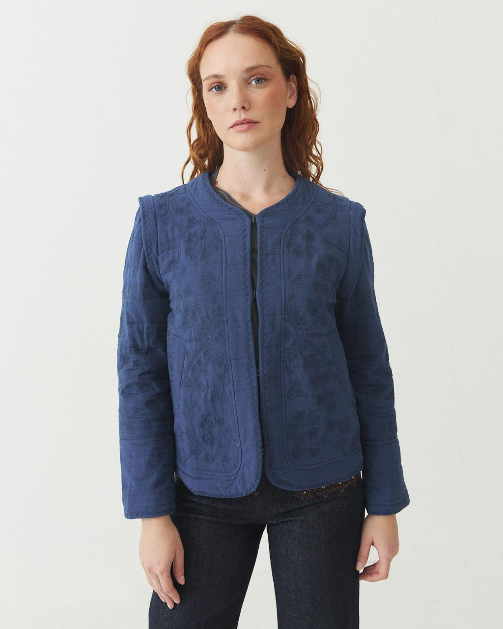 CHAQUETA MATELASSÉ BORDADA BROCHES