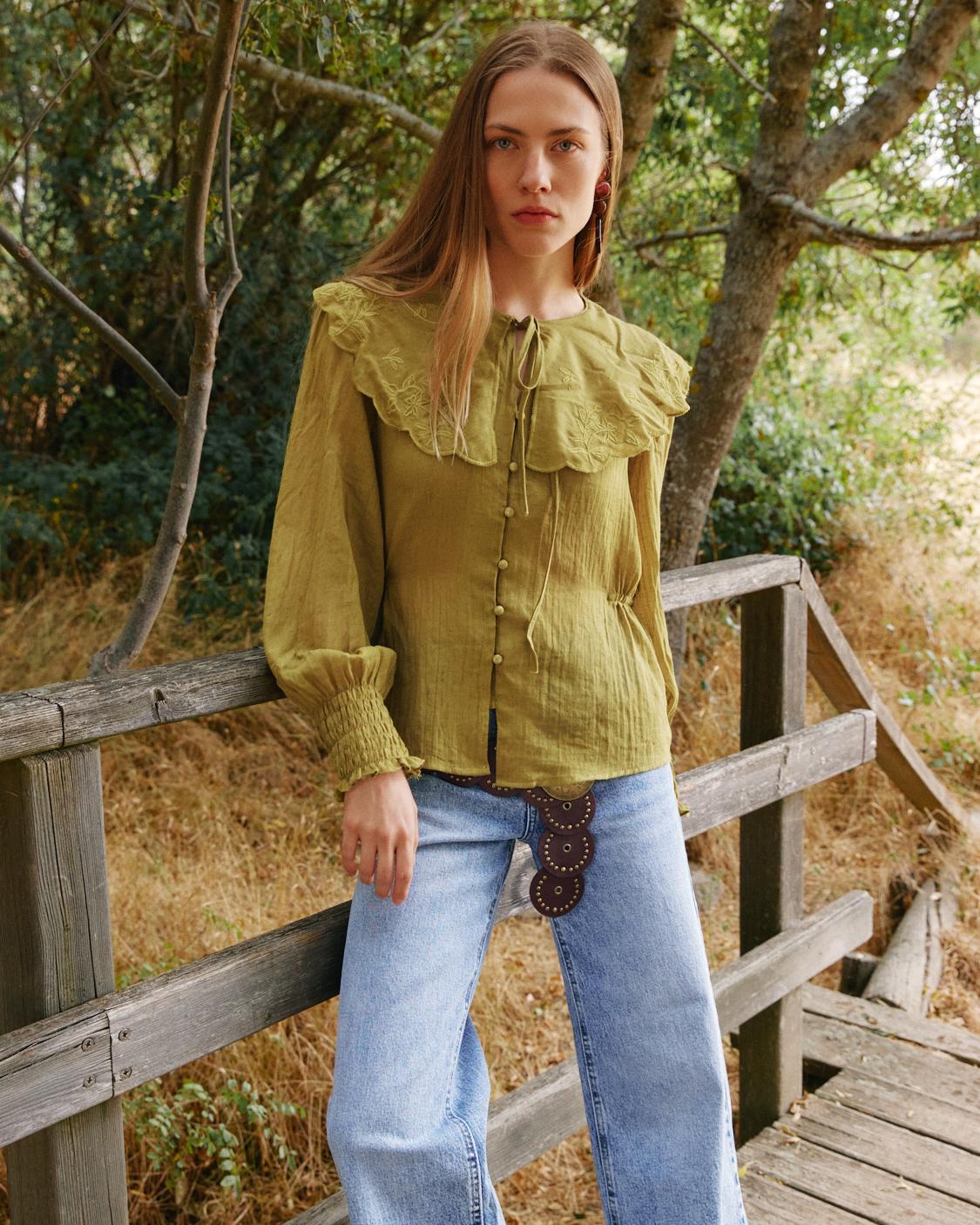 BLUSA CUELLO BEBE BORDADO