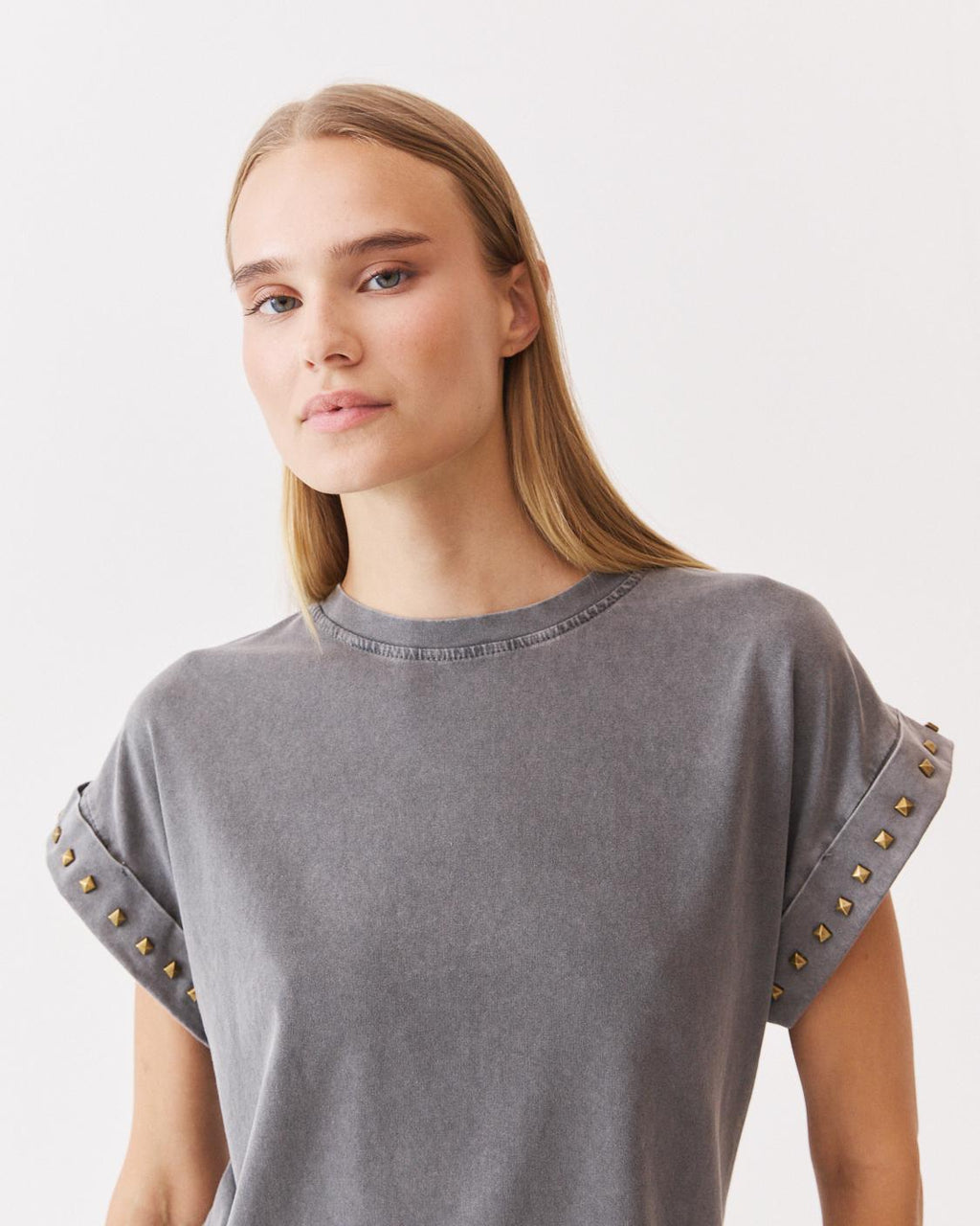 CAMISETA TACHUELAS MANGA CORTA