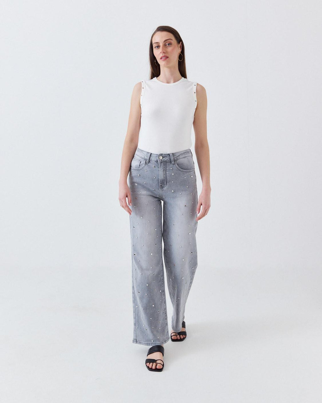 JEANS RECTO CON TACHUELAS