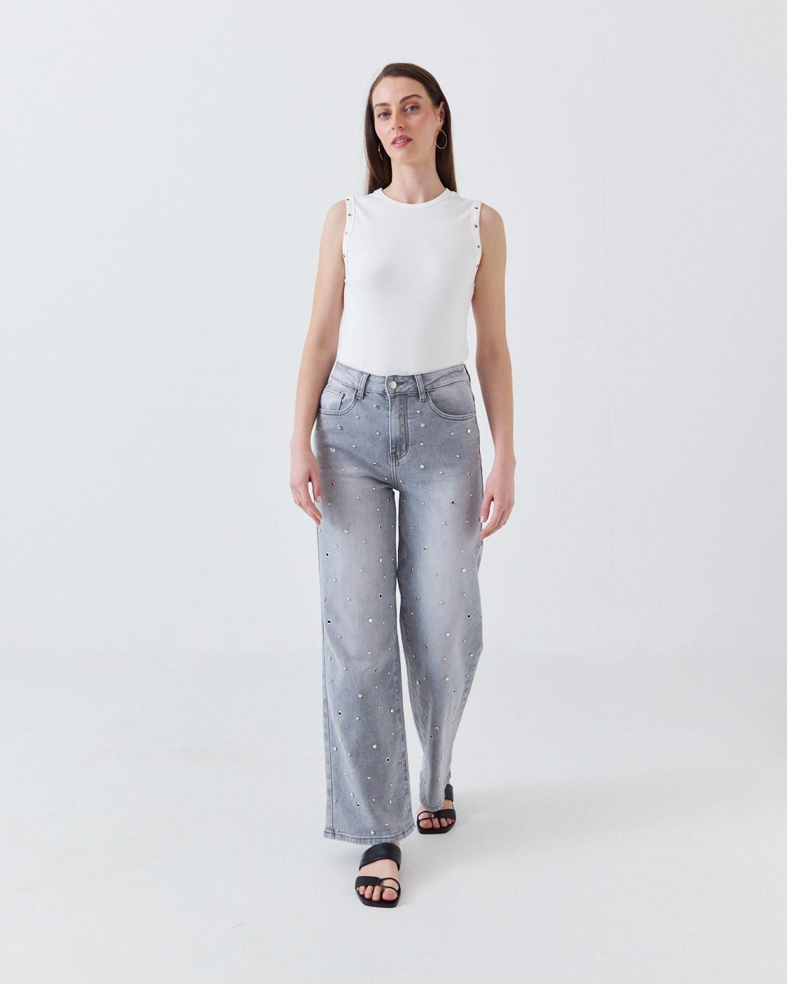 JEANS RECTO CON TACHUELAS