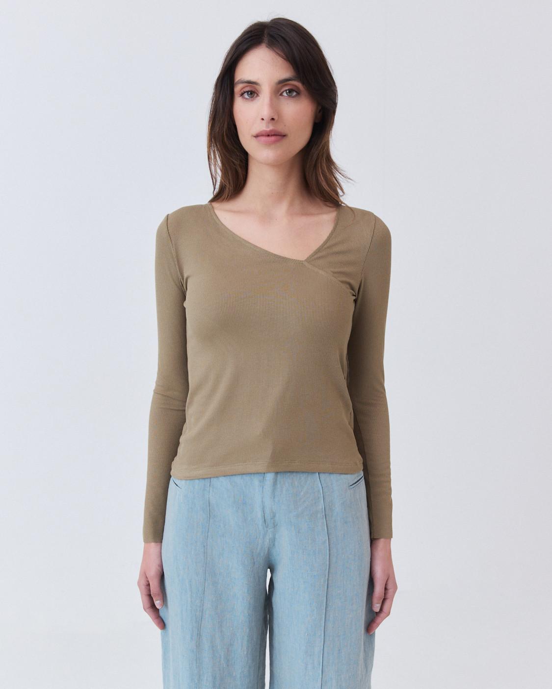 CAMISETA ASIMÉTRICA CUELLO PICO