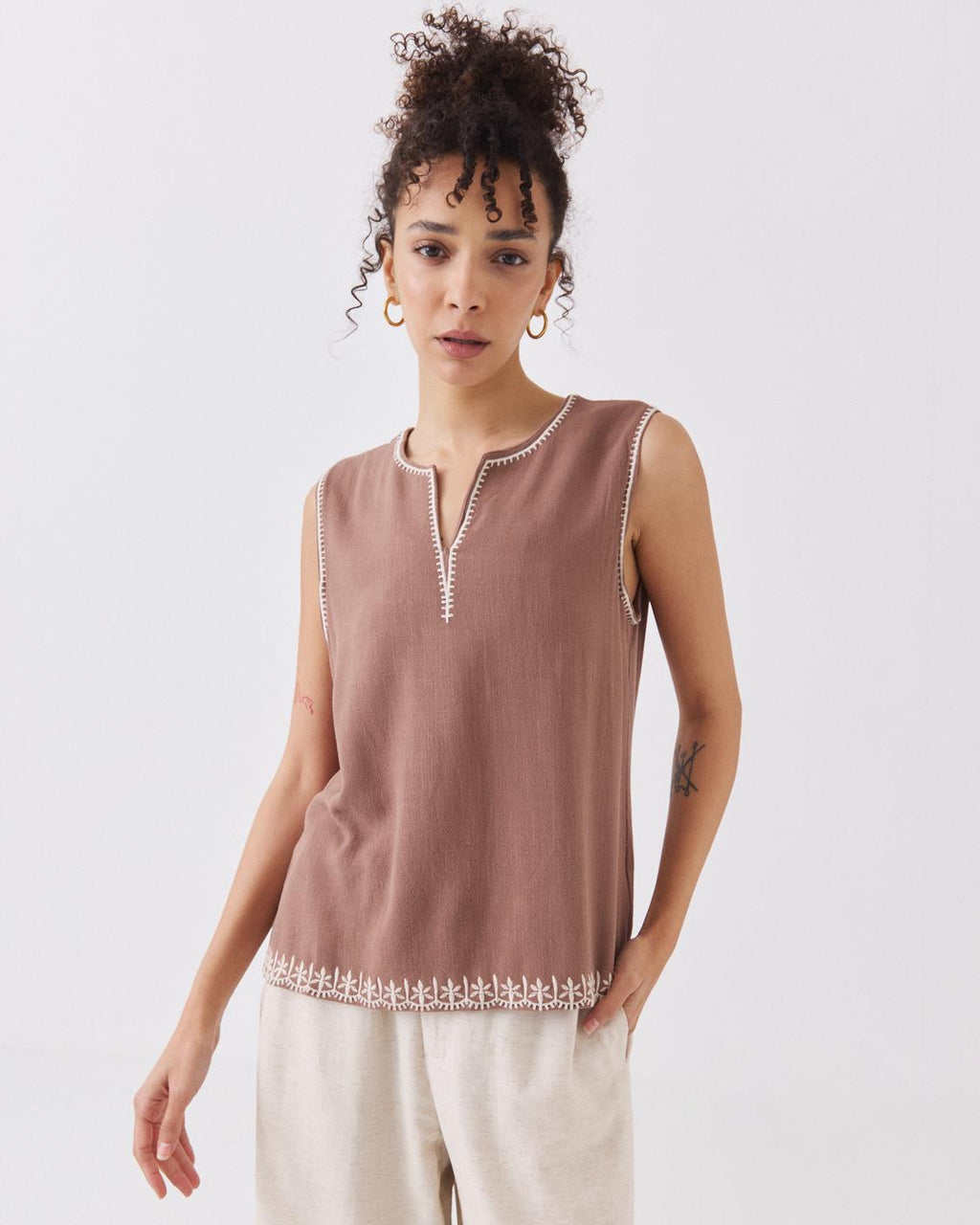 BLUSA CUELLO V BORDADOS