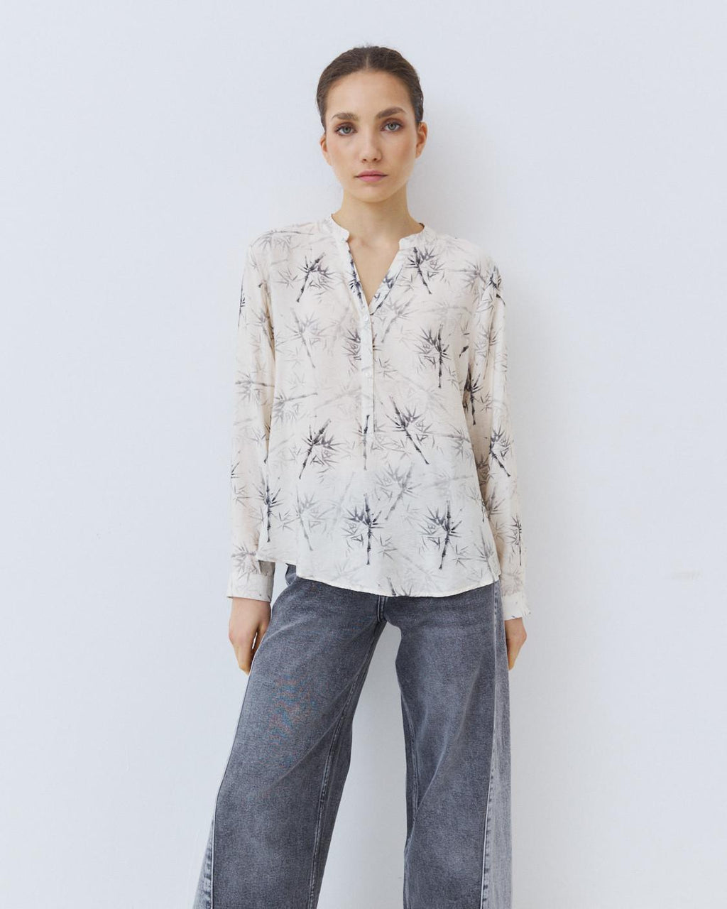 BLUSA CUELLO V ESTAMPADA
