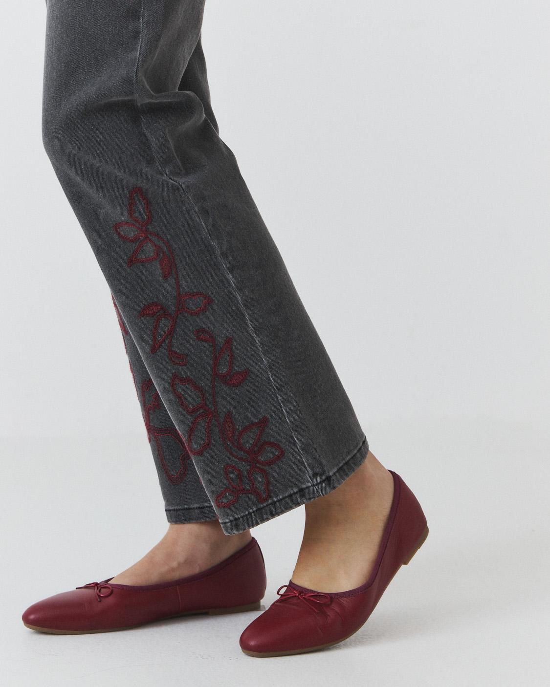 FLORAL EMBROIDERED STRAIGHT JEANS