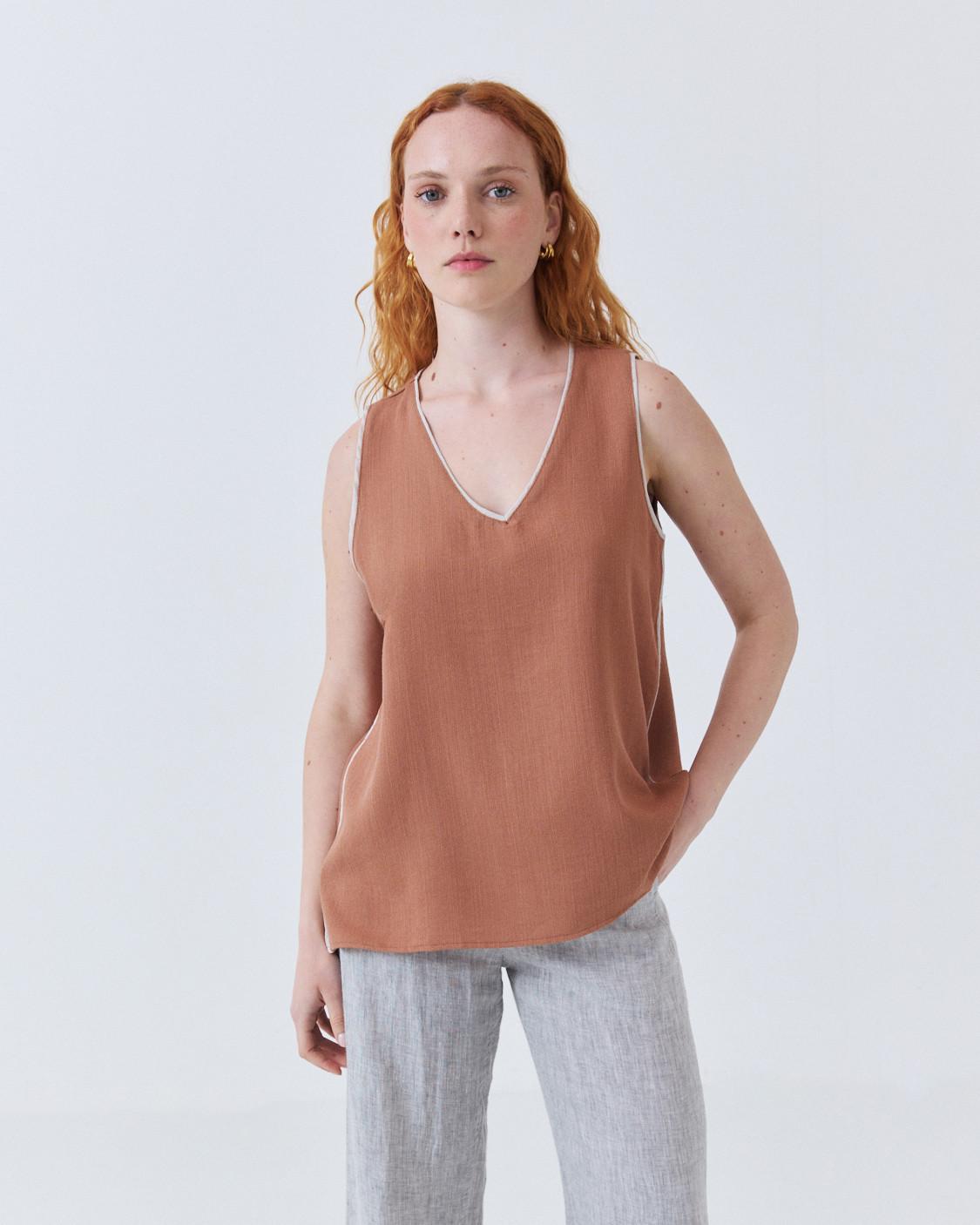 CONTRAST TRIM V-NECK TOP