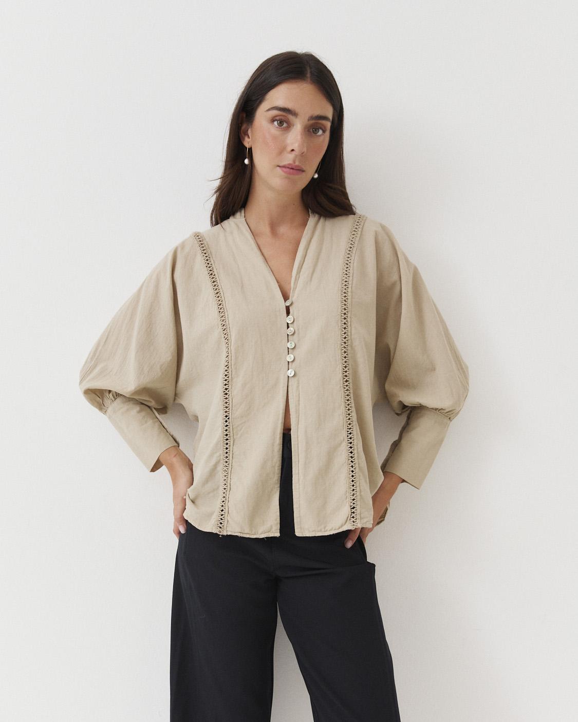 BLUSA CUELLO MAO ESCOTE V