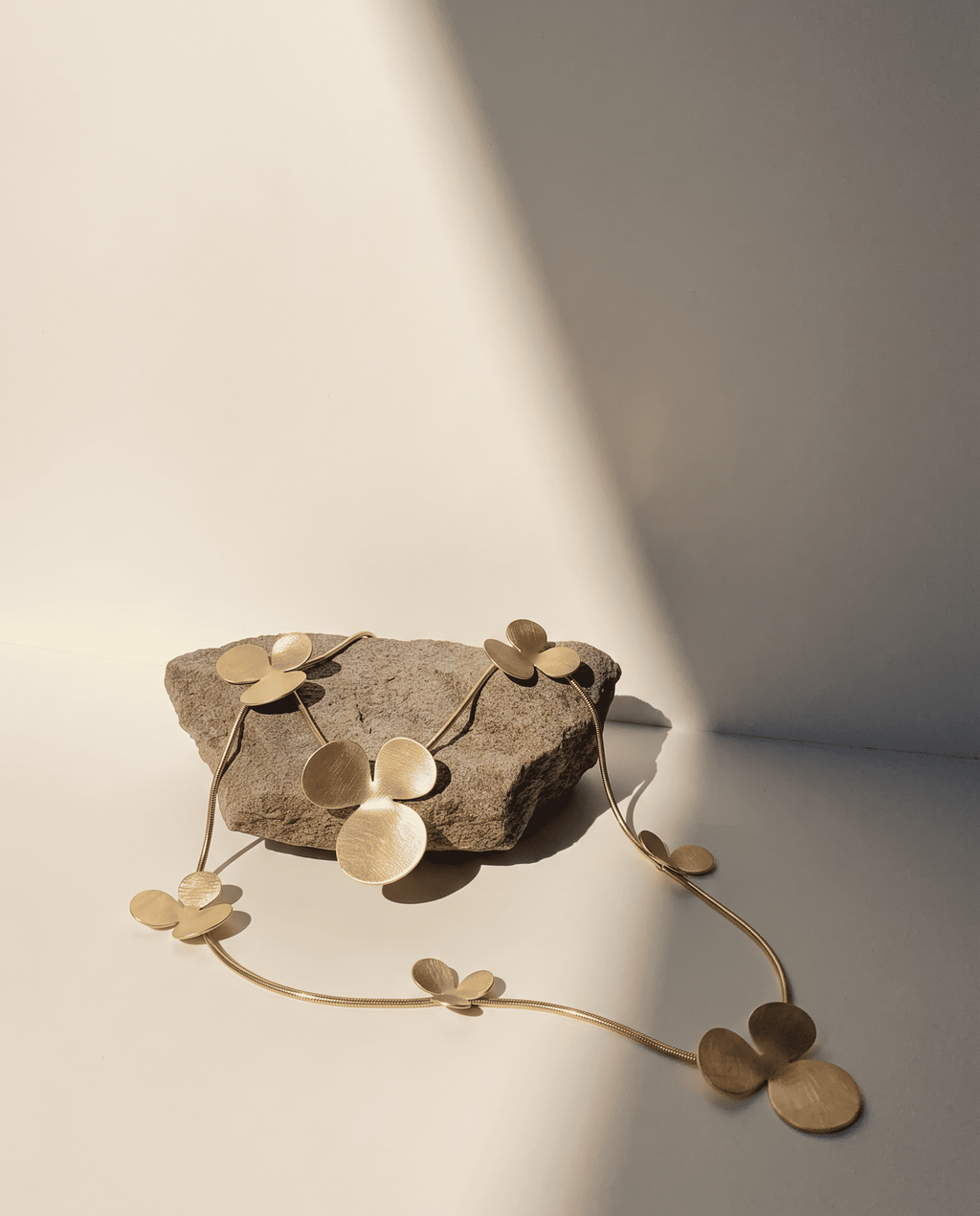COLLAR MÚLTIPLES FLORES CORTO