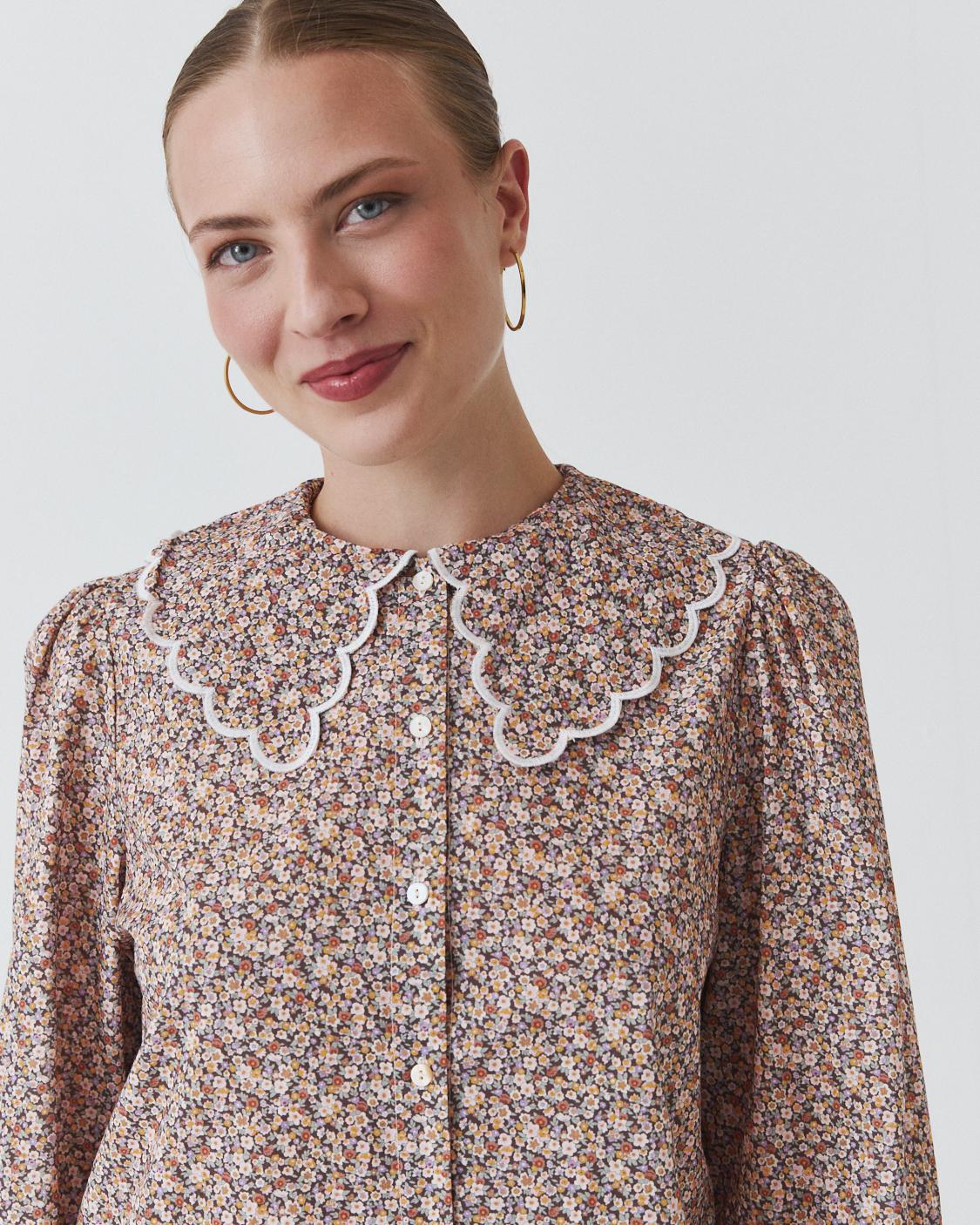 CAMISA CUELLO BABERO ESTAMPADA