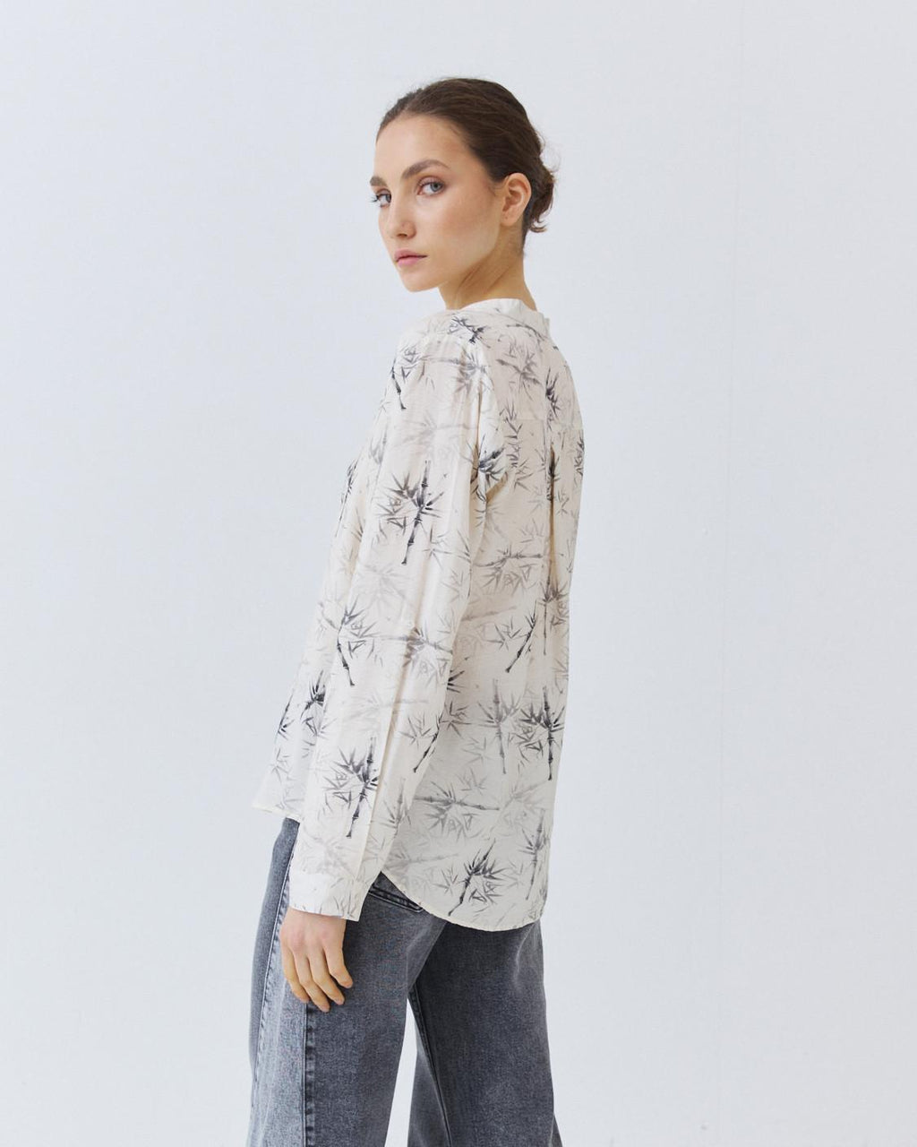 BLUSA CUELLO V ESTAMPADA