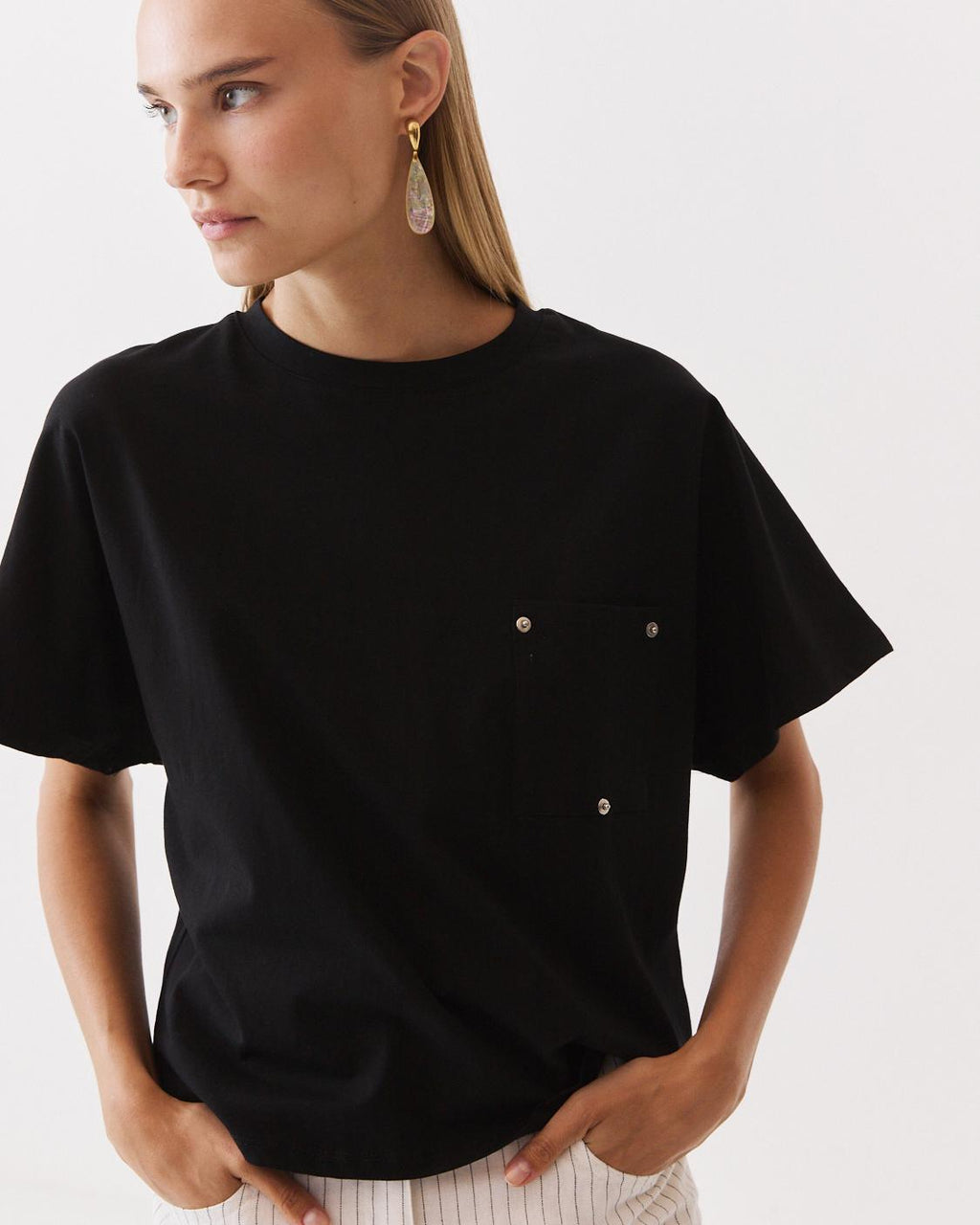 CAMISETA BOXY APLIQUES METÁLICOS