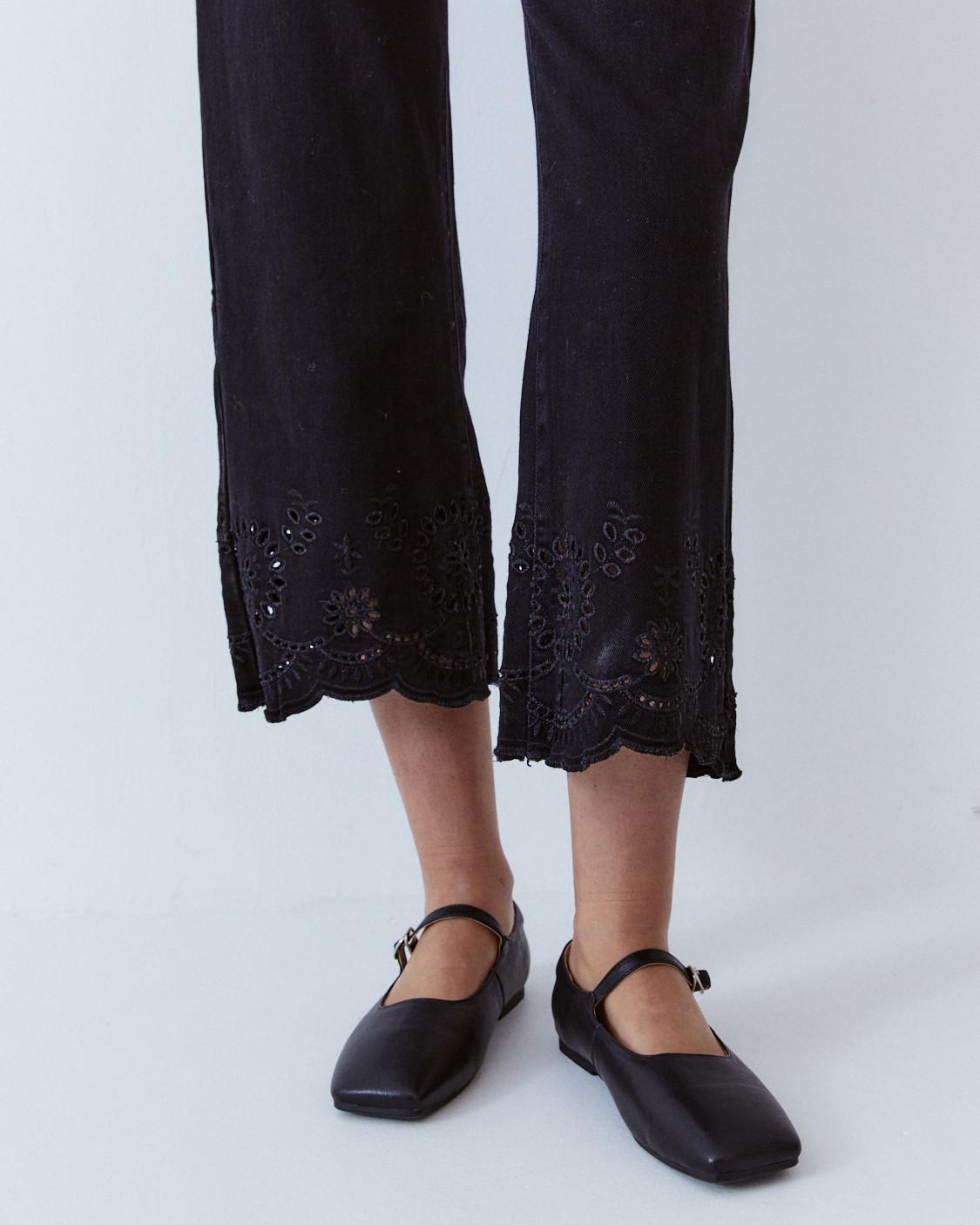 PANTALÓN BAJO BORDADO