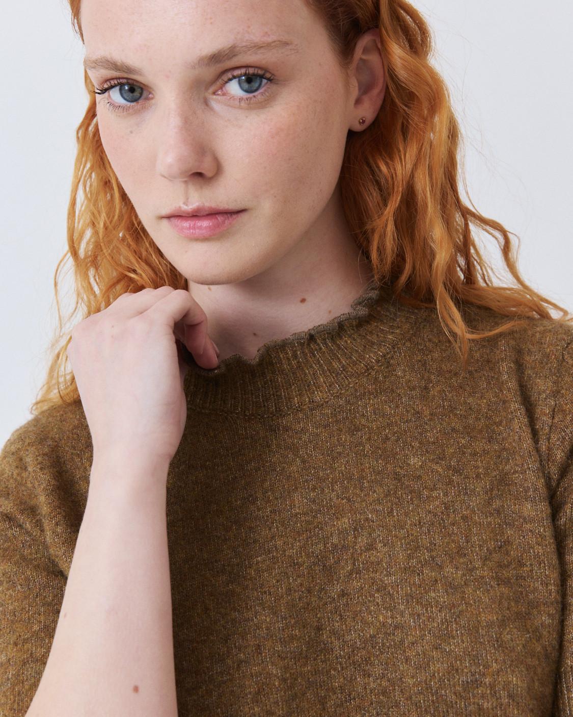 RIBBED RUFFLE NECK TOP