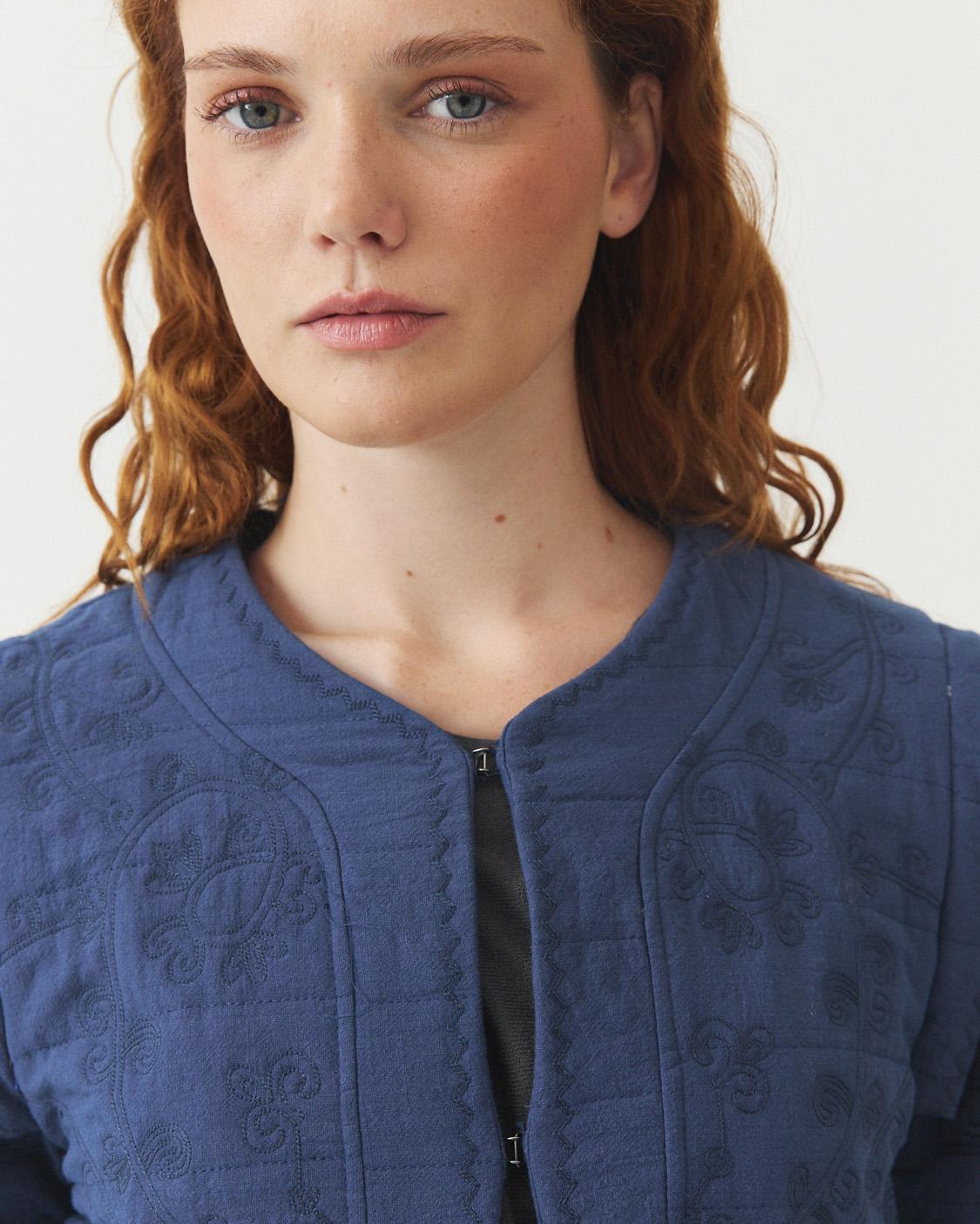 CHAQUETA MATELASSÉ BORDADA BROCHES