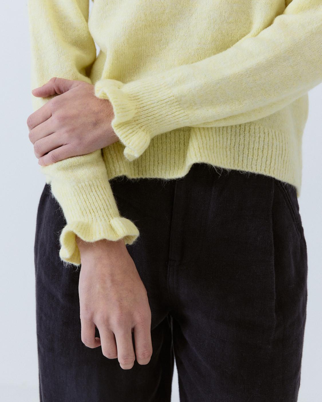 RUFFLED KNIT SWEATER