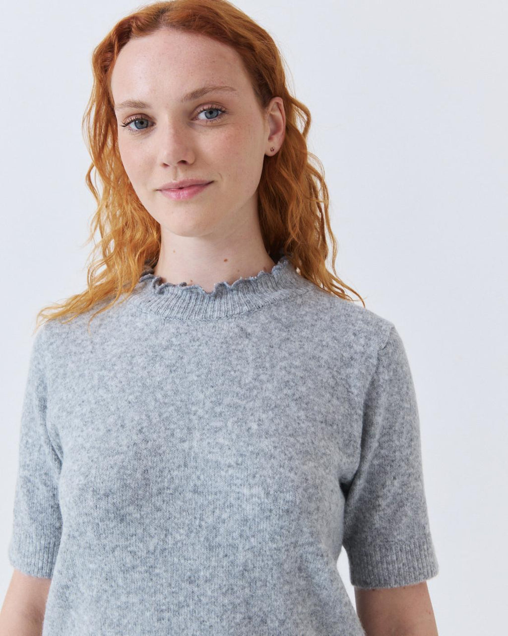 RIBBED RUFFLE NECK TOP