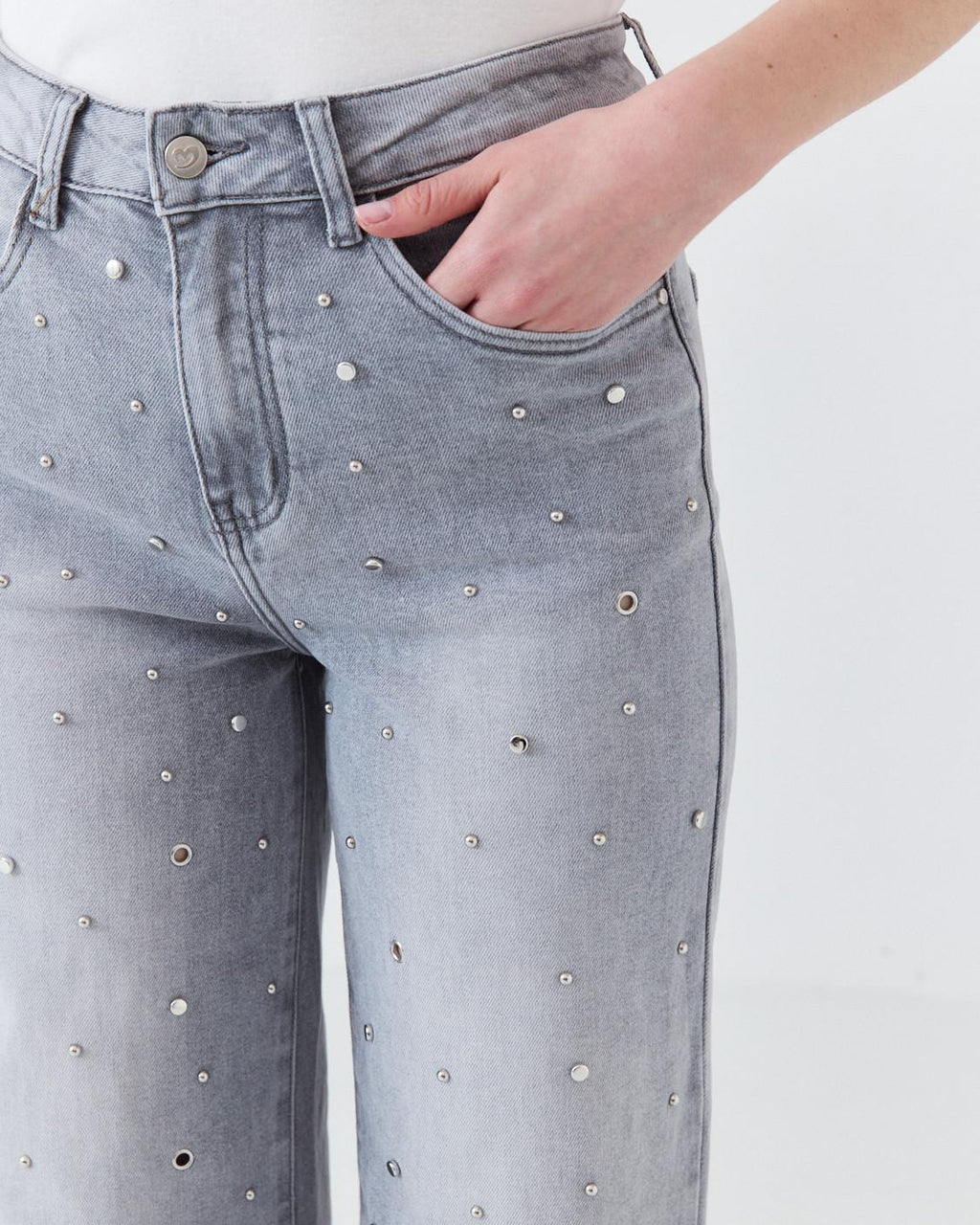JEANS RECTO CON TACHUELAS