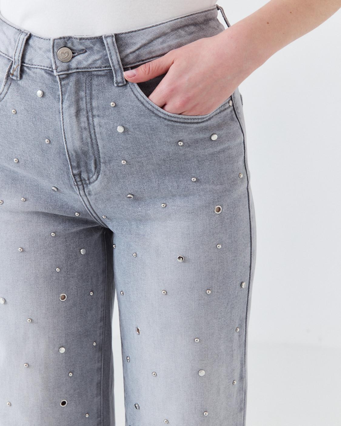JEANS RECTO CON TACHUELAS