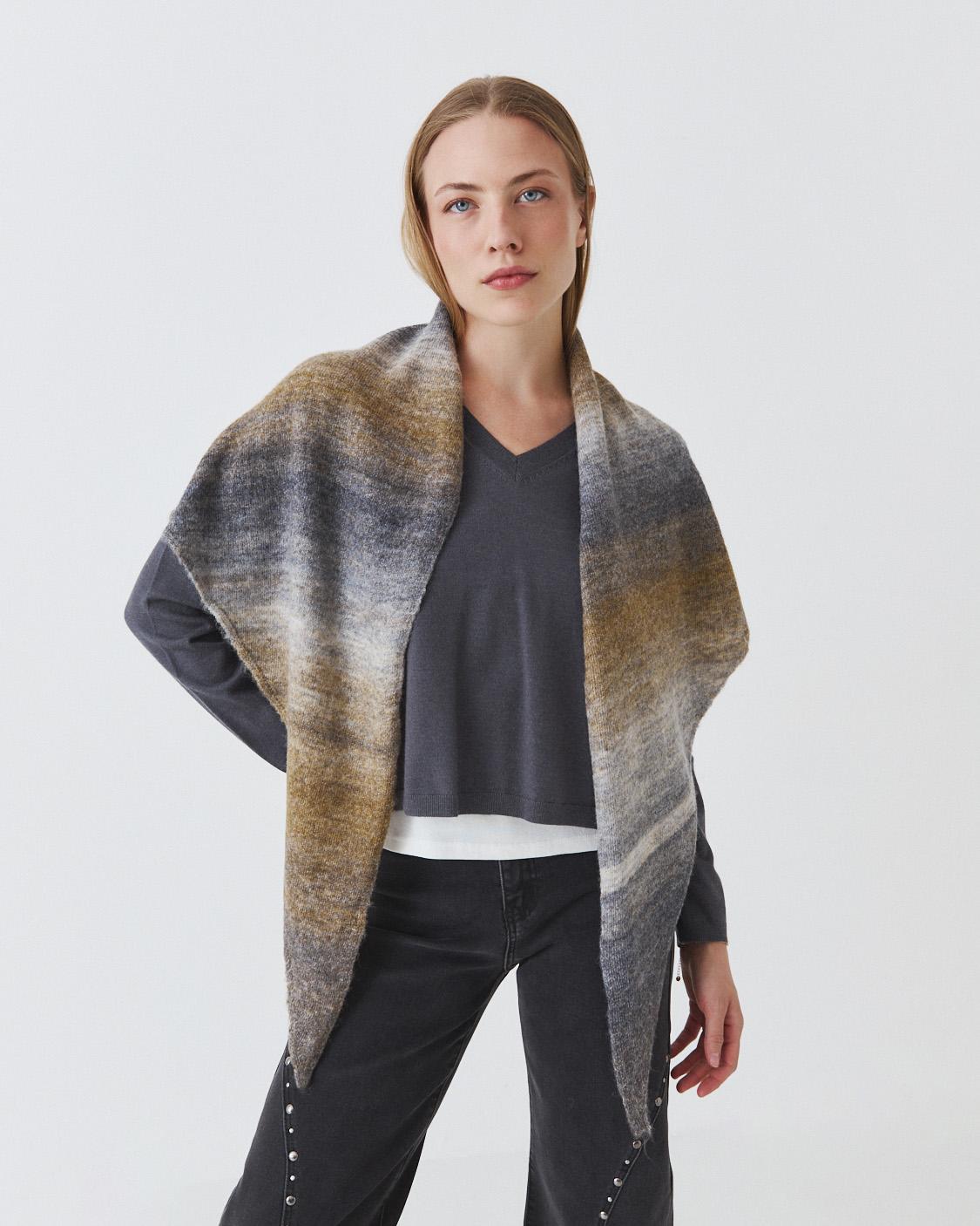 BUFANDA TRIANGULAR DEGRADÉ PRETEÑIDA